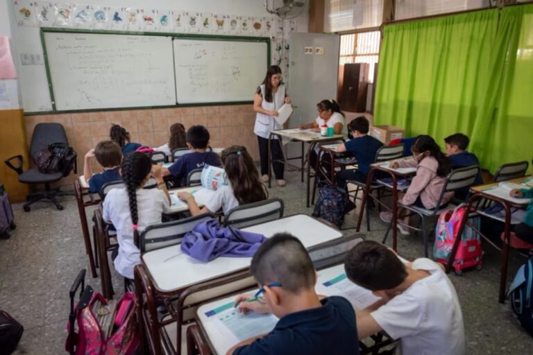 Estudiantes de secundaria en un aula durante una evaluación