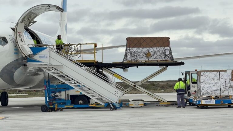 Cargamento de salmón siendo cargado en un avión en el Aeropuerto de Trelew con destino a Estados Unidos
