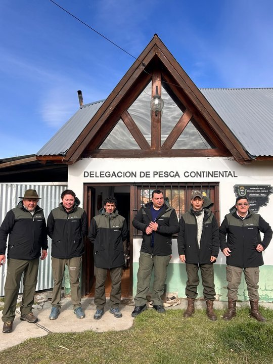Pescador deportivo en un río de la cordillera de Chubut