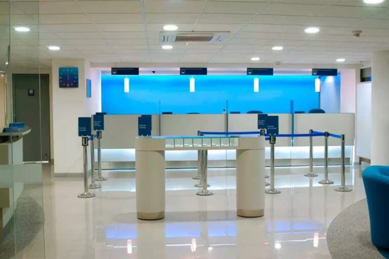 Sucursal bancaria con cartel de cerrado durante el feriado bancario de noviembre de 2026