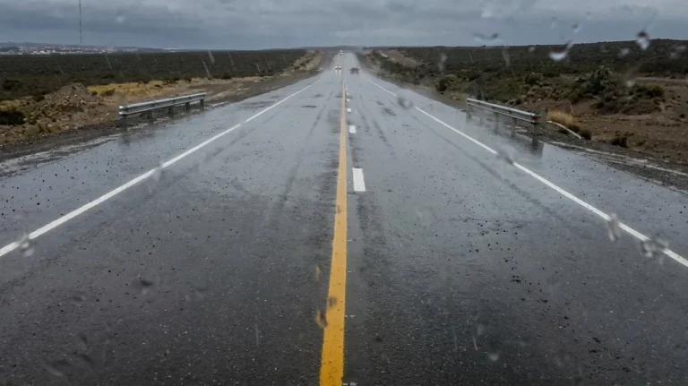 Ruta provincial con barro y lluvia en Chubut
