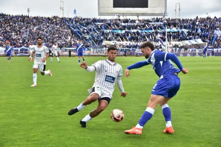 Jugadores de Cipolletti y Alvarado disputando un balón durante el partido de semifinales del Torneo Federal A