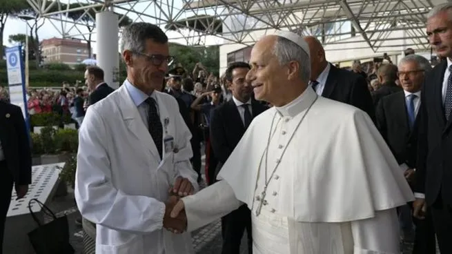 El papa León XIV saluda desde la ventana del Vaticano tras recibir el alta médica