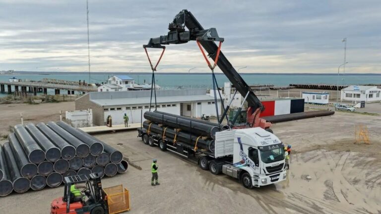 Camiones transportando caños de acero para el gasoducto Vaca Muerta - Golfo San Matías