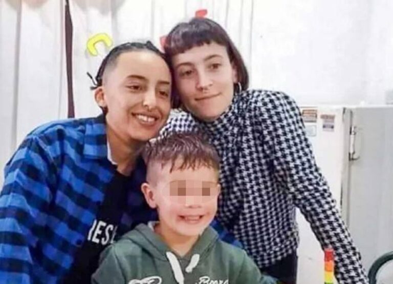 Ilustración de Lucio Dupuy junto a su madre y la pareja de su madre utilizada en una publicidad por el Día de la Madre en Río Grande