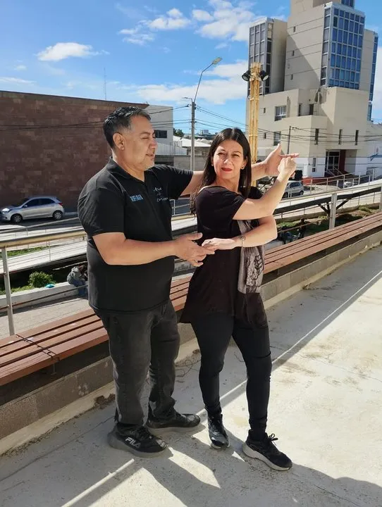 Bailarines de música comercial en el Día de los Comerciales en Comodoro Rivadavia