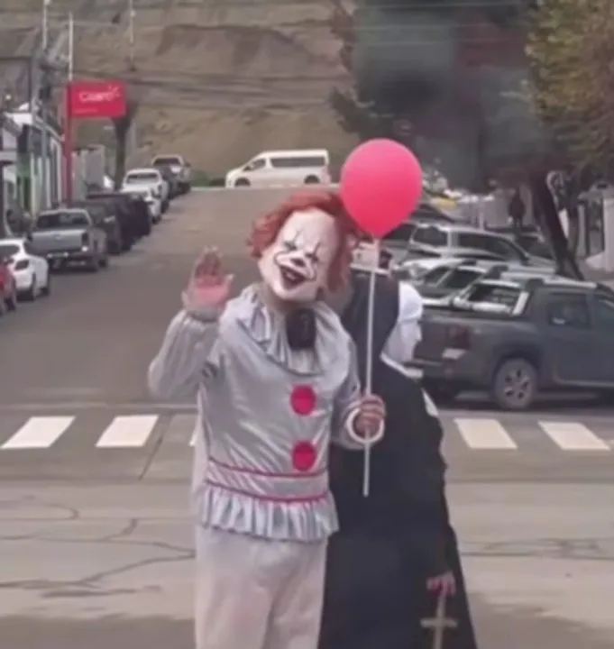 Disfraces y decoraciones de Halloween en comercios del centro de Comodoro Rivadavia