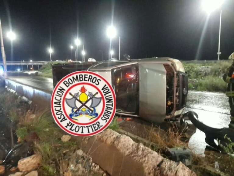Camioneta volcada sobre la Autovía Norte en Plottier