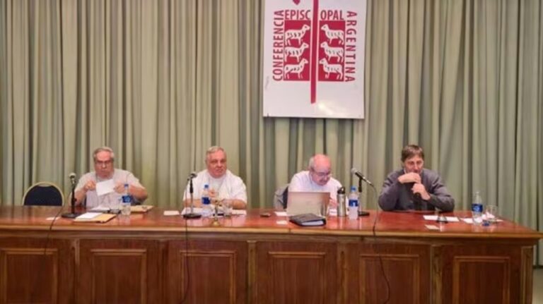 Reunión entre representantes de la Conferencia Episcopal Argentina y funcionarios del Gobierno nacional en el Ministerio de Salud