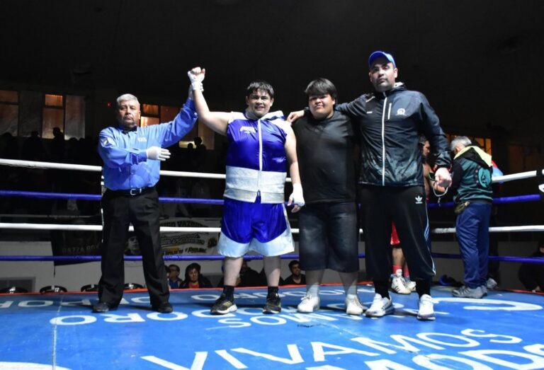 Darío Alcapán y Jazmín Rodríguez celebran sus victorias en el Gimnasio Municipal Nº 1 de Comodoro Rivadavia