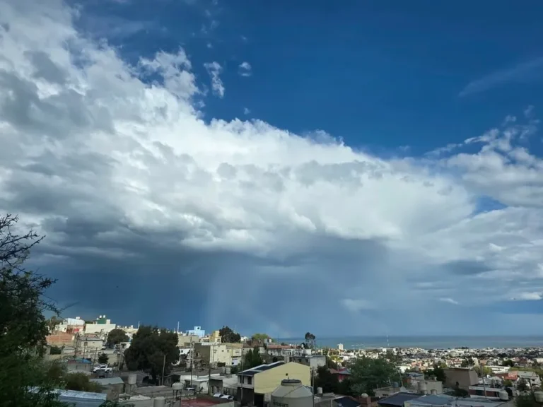 Inundación en calles de Comodoro Rivadavia por lluvia intensa