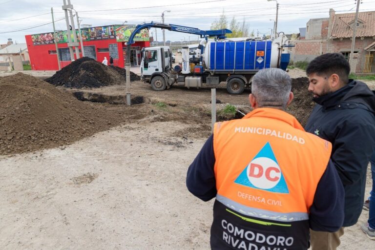 Tareas de contención y saneamiento en la colectora de la Ruta Nacional 3, Kilómetro 14, Comodoro Rivadavia