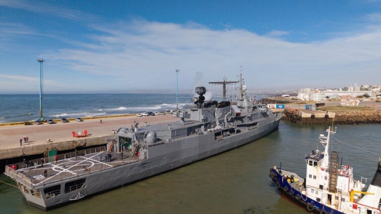 Destructor ARA Almirante Brown atracado en el puerto de Comodoro Rivadavia durante la jornada de puertas abiertas por el 30° aniversario del muelle de Ultramar