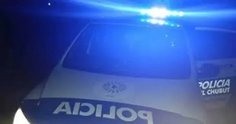 Patrullero de la Policía del Chubut con daños en la chapa trasera