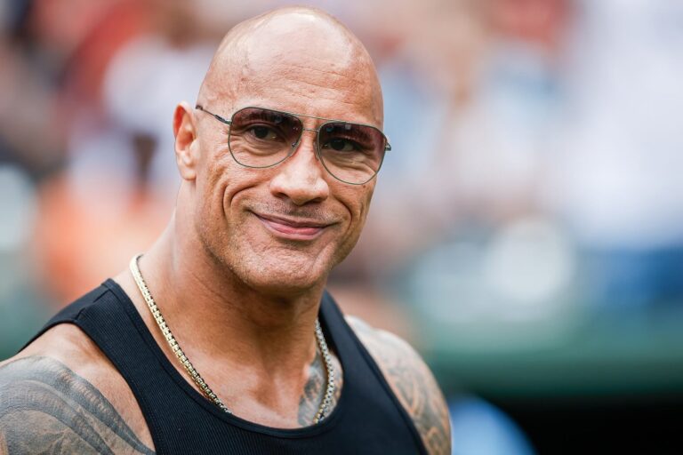 Dwayne Johnson, conocido como La Roca, en una alfombra roja