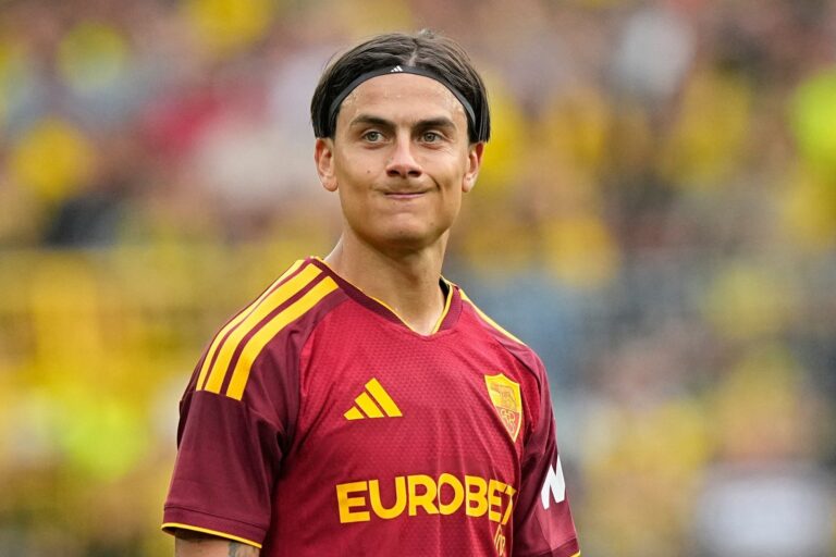 Paulo Dybala durante un partido con la camiseta de Roma