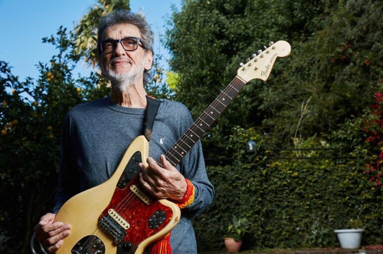 Edelmiro Molinari con su guitarra durante un concierto