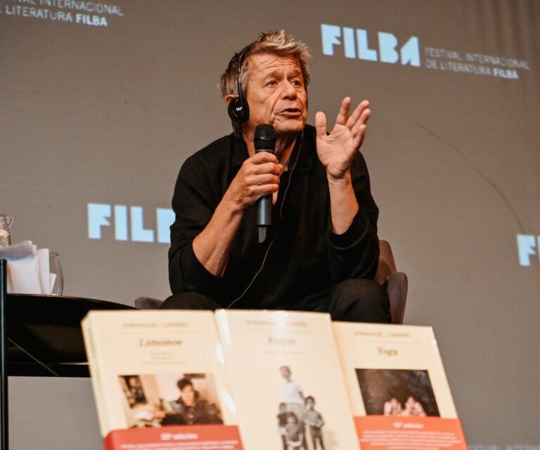 Emmanuel Carrère durante su presentación en el Malba
