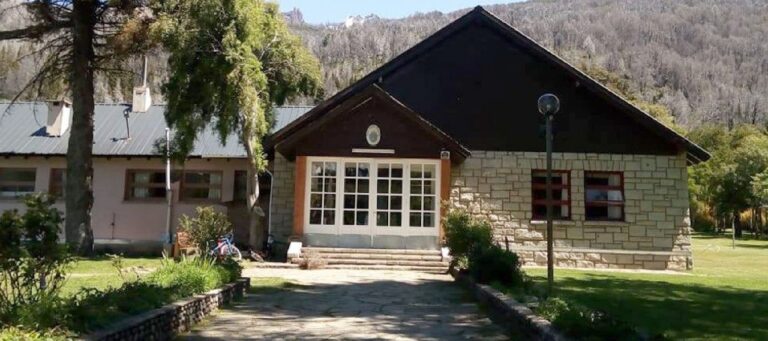 Estudiantes de la Escuela 25 de Villa Futalaufquen trabajando en el vivero escolar 'Niños del Lago' con árboles nativos