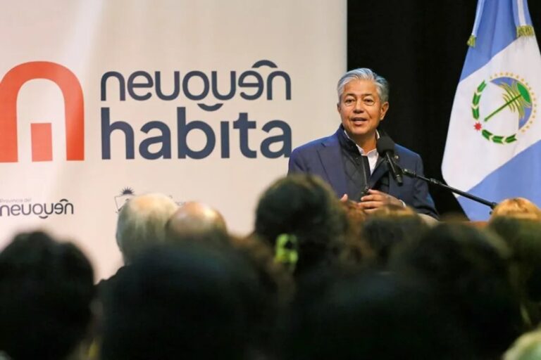 Gobernador Rolando Figueroa durante el anuncio de créditos para vivienda en Neuquén