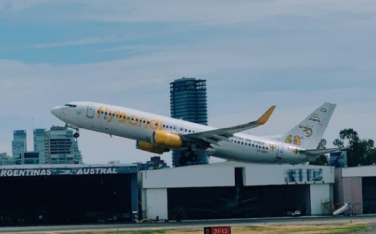 Avión de Flybondi estacionado en plataforma