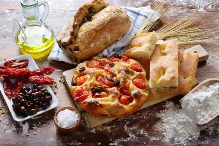 Focaccia casera con romero y aceite de oliva recién horneada