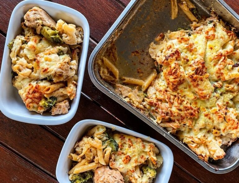 Gratín de pollo, pasta, brócoli y coliflor salido del horno