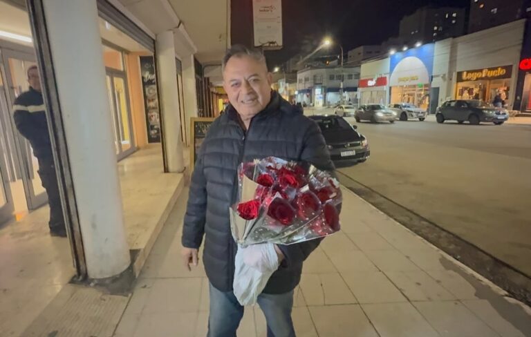 Guido Mazzucotelli vendiendo rosas en el centro de Comodoro Rivadavia
