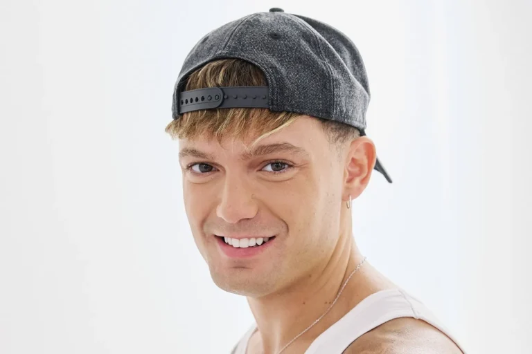 Ian Lucas, youtuber y cantante, posa sonriente. Foto: LA NACION
