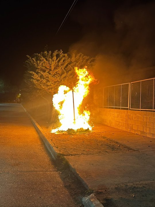Contenedores de reciclaje destruidos por incendio en Comodoro Rivadavia