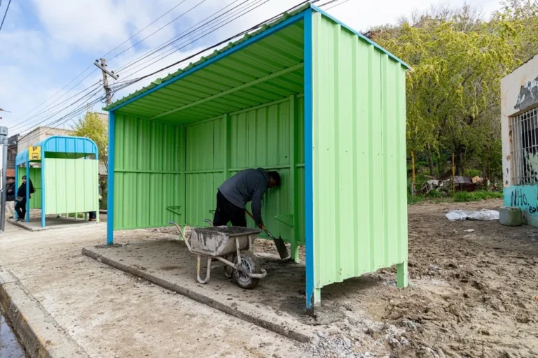Nueva garita de colectivos instalada frente al Hospital Regional de Comodoro Rivadavia