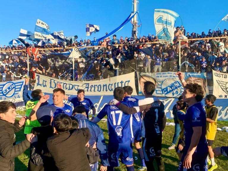 Jugadores de Jorge Newbery de Comodoro Rivadavia durante un partido del Torneo Regional Federal Amateur