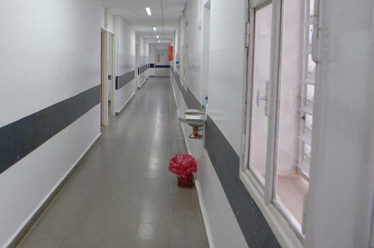 Fachada del Hospital Zonal de Trelew, donde se desempeñaba el enfermero detenido