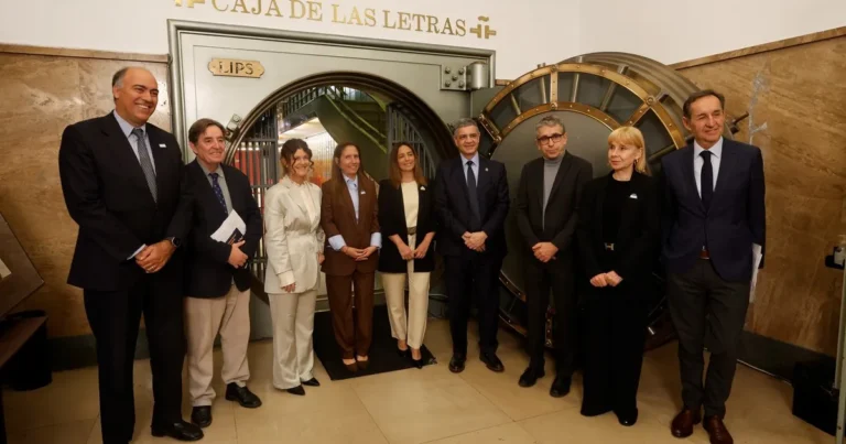 Corbata gris de Jorge Luis Borges y cámara fotográfica de María Kodama en la Caja de las Letras