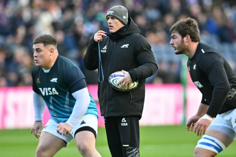 Jugadores de Los Pumas en formación durante un partido de rugby