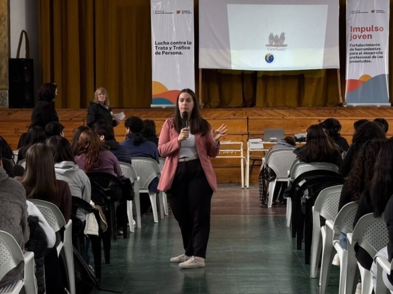 Estudiantes secundarios participando de una jornada de prevención de la trata de personas en Comodoro Rivadavia