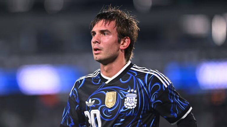Franco Mastantuono celebrando su primer gol con la Selección argentina en el Monumental