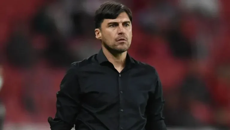 Alexander Medina, entrenador de Estudiantes de La Plata, durante la conferencia de prensa