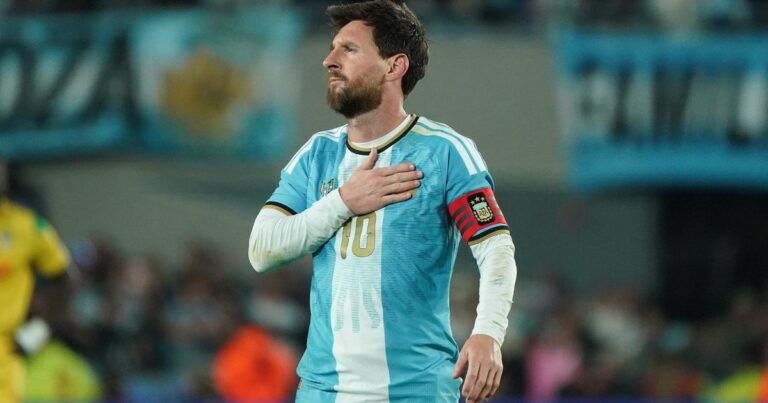 Lionel Messi saluda al público en el Estadio Monumental durante su último partido con la Selección Argentina