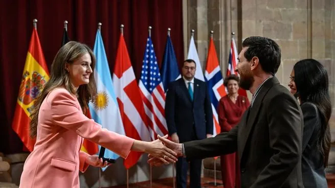 Lionel Messi recibe la medalla del Premio Princesa de Asturias de los Deportes 2026 en Oviedo