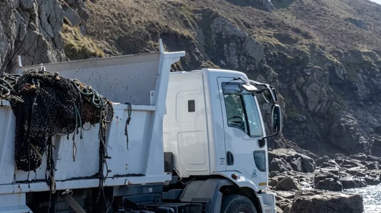 Camiones descargando algas en la costa de Comodoro Rivadavia