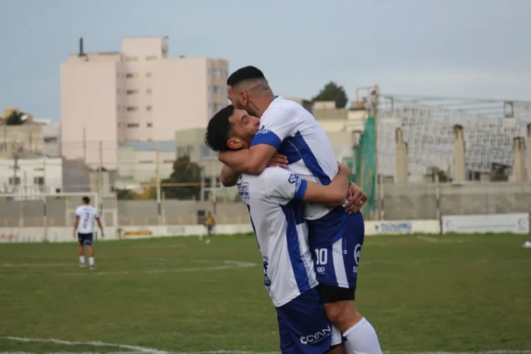 Jugadores de Jorge Newbery y la CAI de Comodoro Rivadavia en acción durante un partido del Torneo Regional Federal Amateur