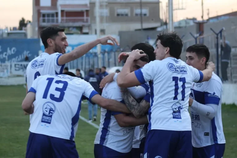 Jugadores de Jorge Newbery de Comodoro Rivadavia en un partido del Torneo Regional Federal Amateur