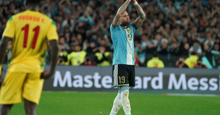 Nicolás Otamendi celebrando su gol con la camiseta de la Selección Argentina
