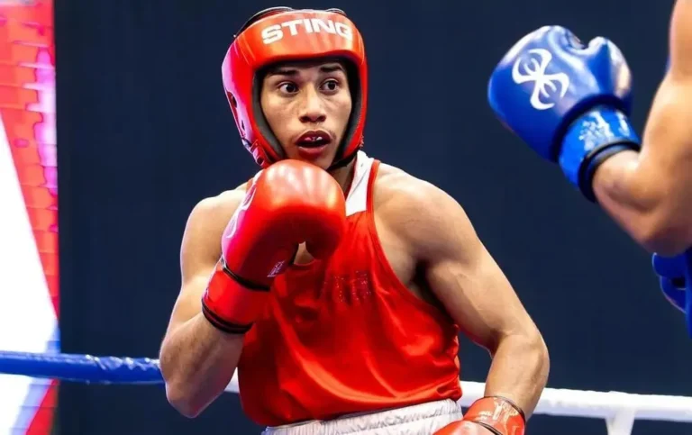 Nicolás Peralta levanta los brazos tras ganar la final del Mundial de Boxeo Juvenil Sub 19 en Montenegro