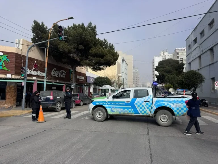 Operativo de emergencia en el techo de un hotel céntrico de Comodoro Rivadavia