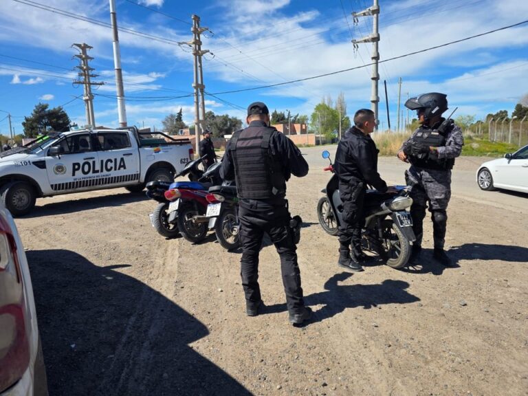 Operativo policial en el barrio Inta de Trelew con controles de motocicletas