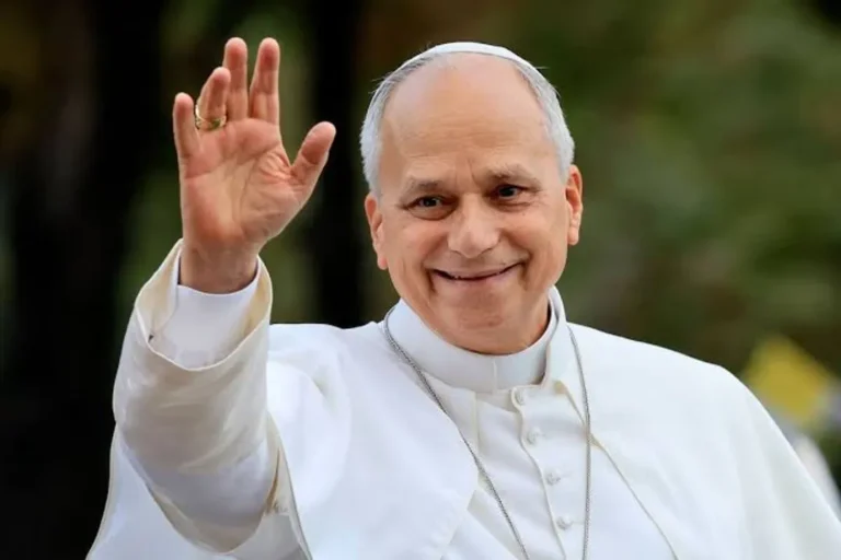 Papa León XIV durante una celebración religiosa en el hospital