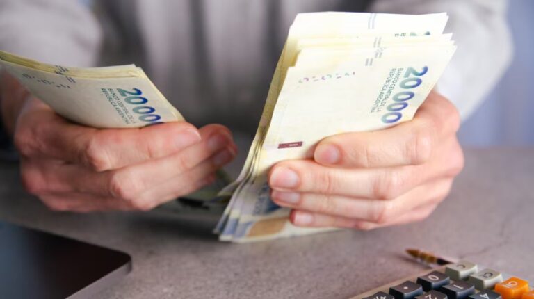 Persona utilizando una aplicación bancaria para constituir un plazo fijo
