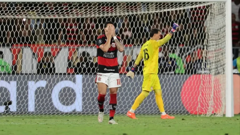 Fernando Muslera ataja un penal durante la definición entre Estudiantes y Flamengo en el Maracaná